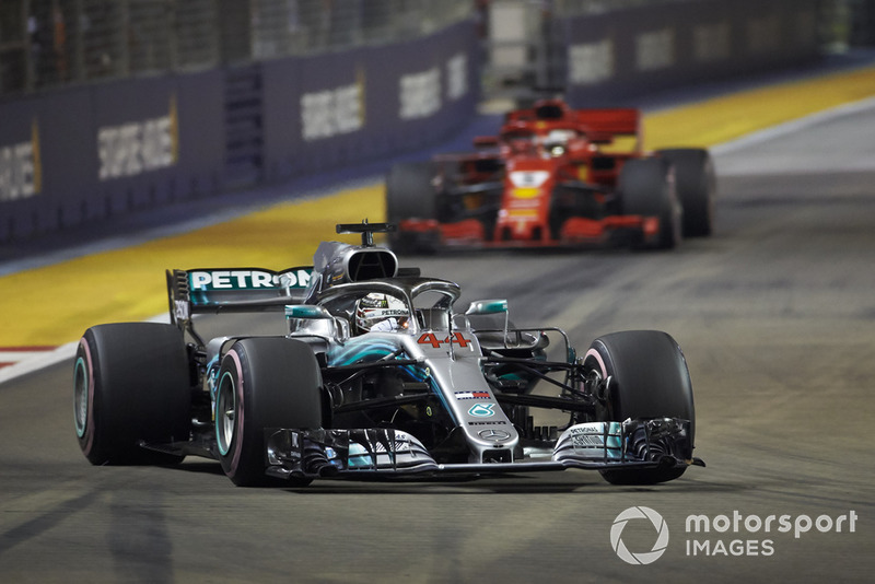 Vettel no cree lo que informa Hamilton vía radio a su equipo