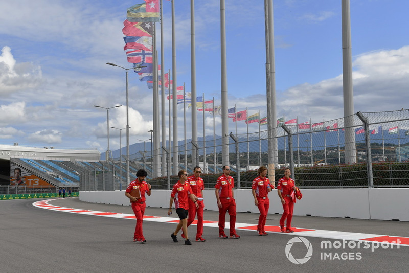 Sebastian Vettel, Ferrari parcourt la piste à pied