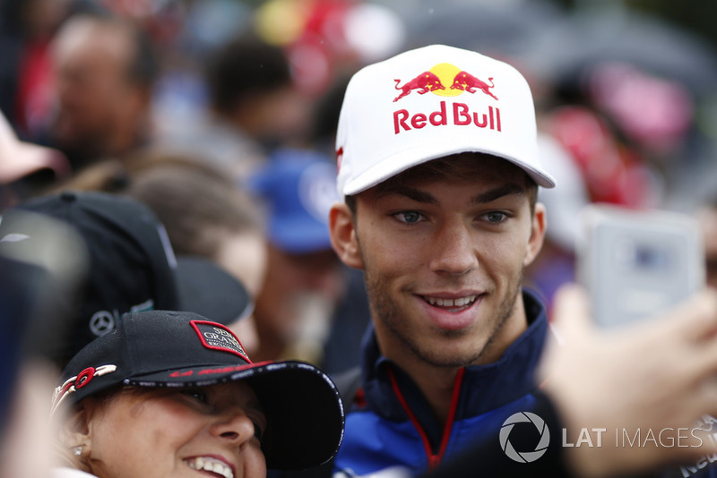 Pierre Gasly, Scuderia Toro Rosso fans selfie