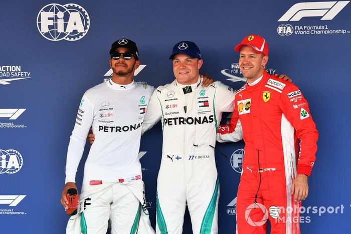 Top 3 después de la clasificación, ganador de la pole Valtteri Bottas, Mercedes AMG F1, segundo Lewis Hamilton, Mercedes AMG F1, tecero Sebastian Vettel, Ferrari