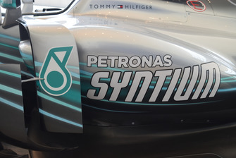 Lo sponsor Petronas sulla pancia della monoposto Mercedes