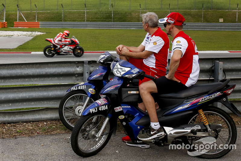 Casey Stoner, Ducati Team mira las pruebas