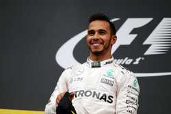 Winnaar Lewis Hamilton, Mercedes AMG F1 viert op het podium