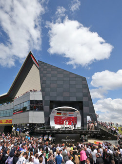 Het podium: Nico Rosberg, Mercedes AMG F1, tweede; Lewis Hamilton, Mercedes AMG F1, winnaar; Max Ver