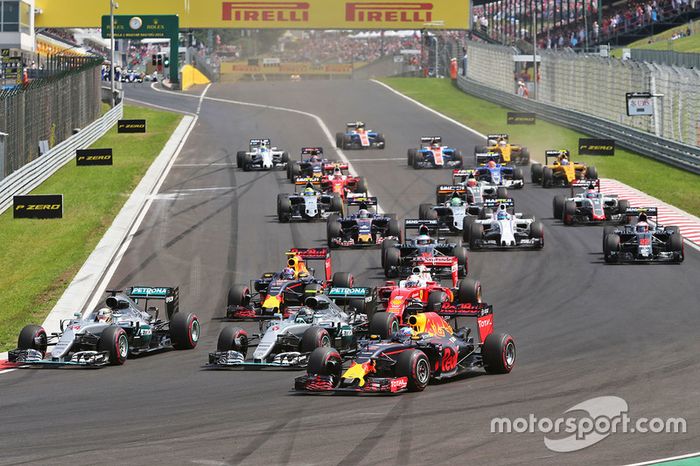 Lewis Hamilton, Mercedes AMG F1; Nico Rosberg, Mercedes AMG F1; y Daniel Ricciardo, Red Bull Racing Batalla por el liderato en el inicio de la carrera