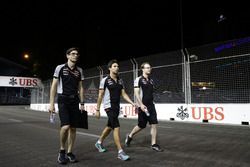 Sergio Pérez, Sahara Force India F1 camina en el circuito con el equipo