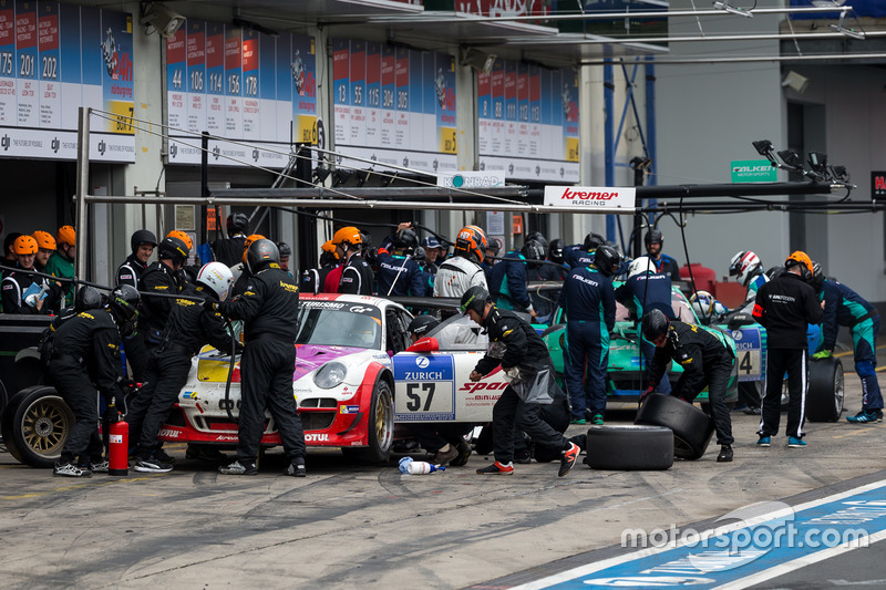 Bedrijvigheid in de pits