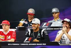 (L n. R): Kimi Raikkonen, Ferrari; Lewis Hamition, Mercedes F1 Team und Fernando Alonso, McLaren in
