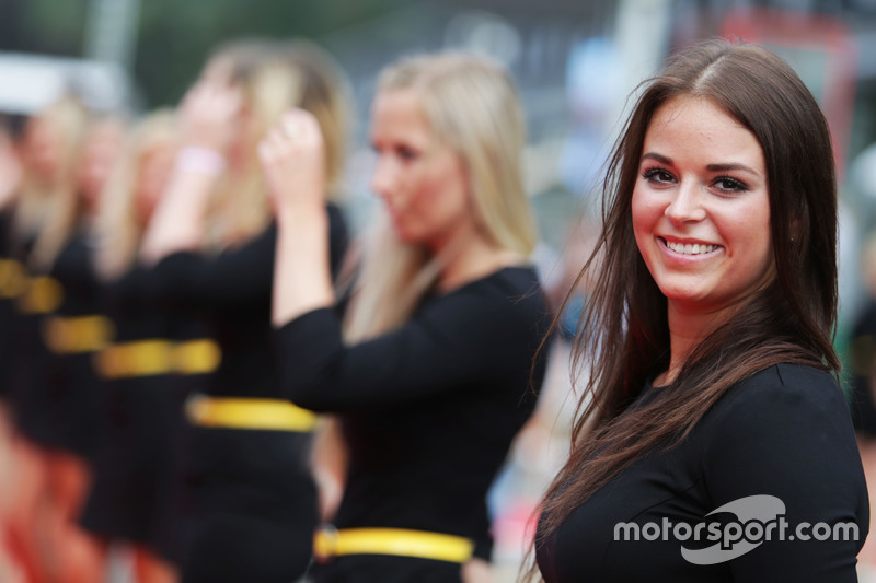 Gridgirls bei der Fahrerparade