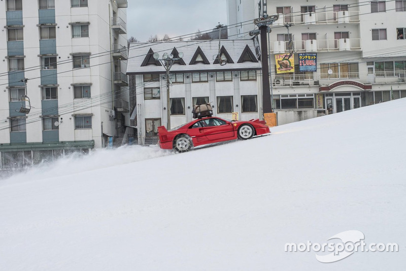 Une Ferrari F40 dans la neige