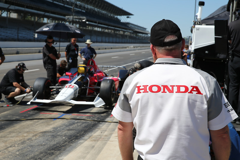 Ingenieros de Honda observan el Honda IndyCar 2018  de Oriol Servia