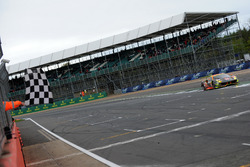 Drapeau à damier pour la #61 Clearwater Racing Ferrari 488 GTE: Mok Weng Sun, Matt Griffin, Keita Sawa