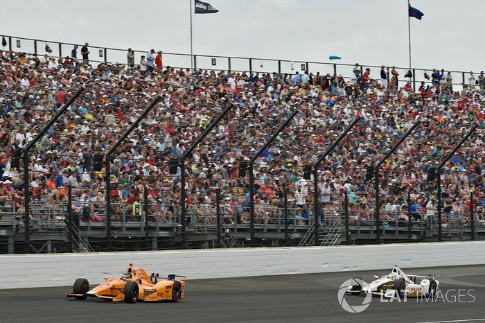 Fernando Alonso, Andretti Autosport Honda, Helio Castroneves, Team Penske Chevrolet