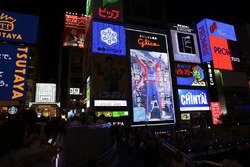 道頓堀のグリコサインに映った佐藤琢磨