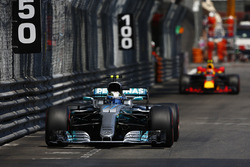 Валттери Боттас, Mercedes AMG F1 W08, и Макс Ферстаппен, Red Bull Racing RB13