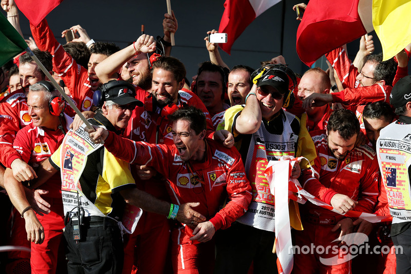 Команда Ferrari празднует победу