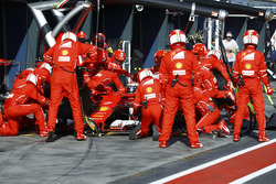 Kimi Raikkonen, Ferrari SF70H, s'arrête au stand