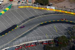 Daniil Kvyat, Scuderia Toro Rosso STR12 y Fernando Alonso, McLaren MCL32