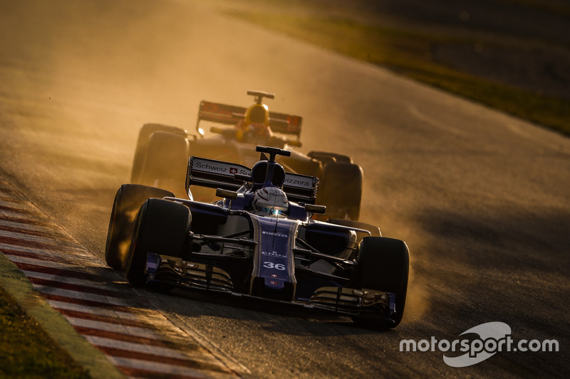 Antonio Giovinazzi, Sauber C36; Max Verstappen, Red Bull Racing RB13