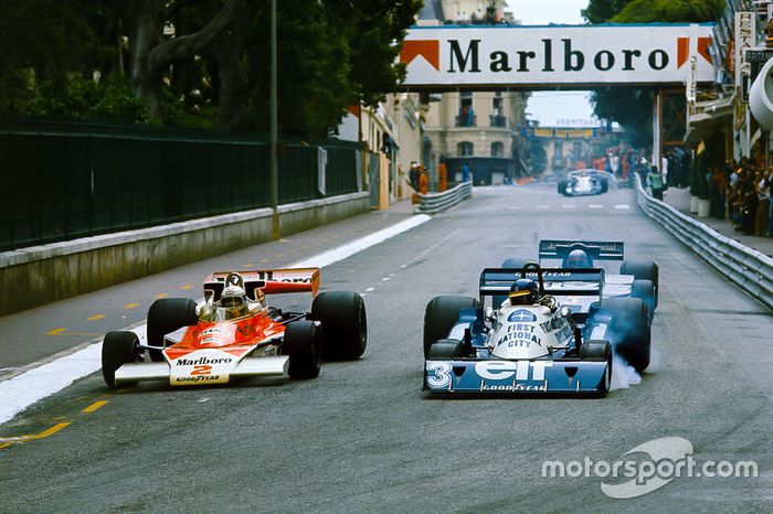 Jochen Mass, McLaren M23 Ford, adelanta a Ronnie Peterson, Tyrrell P34 Ford, con Mario Andretti, Lotus 78 Ford, detrás