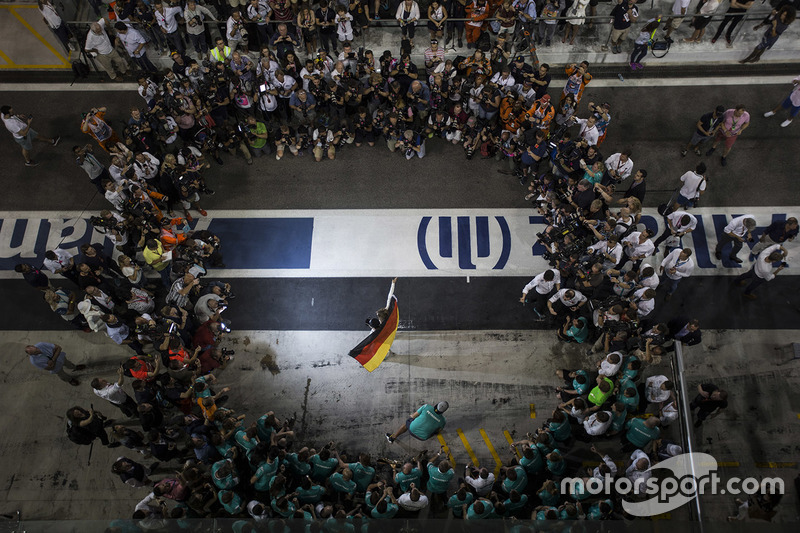 Nico Rosberg, de Mercedes AMG F1 celebra su campeonato del mundo con esposa Vivian Rosberg y el equi