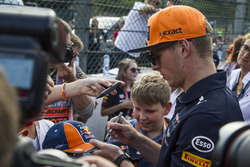 Макс Ферстаппен, Red Bull Racing, роздає автографи