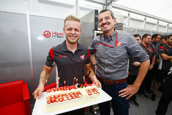 Kevin Magnussen, Haas F1 Team, reçoit un gateau d'anniversaire de la part de Guenther Steiner, Team Principal, Haas F1 Team