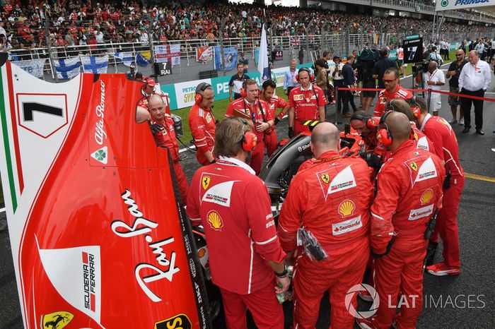 Meccanici Ferrari attorno alla monoposto di Kimi Raikkonen, Ferrari SF70H