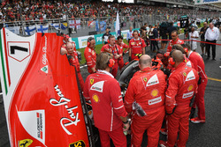 Des mécaniciens Ferrari autour de la voiture de Kimi Raikkonen, Ferrari SF70H