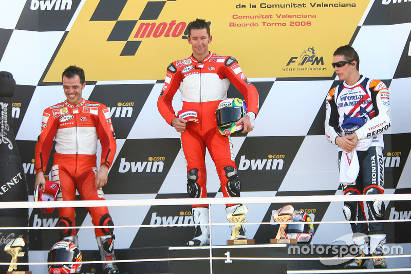 Podium : Le vainqueur Troy Bayliss, Ducati, le deuxième Loris Capirossi, Ducati, le troisième Nicky Hayden, Repsol Honda