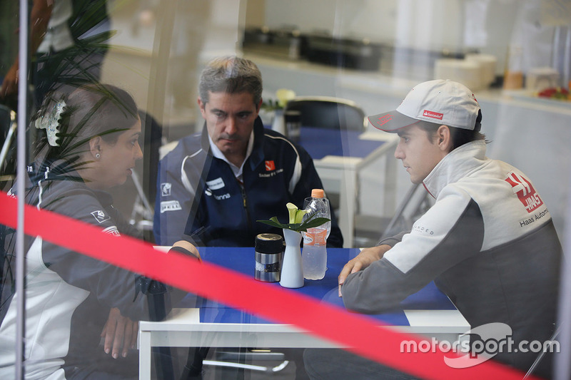 Monisha Kaltenborn, Team Principal de Sauber et Esteban Gutierrez, Haas F1 Team