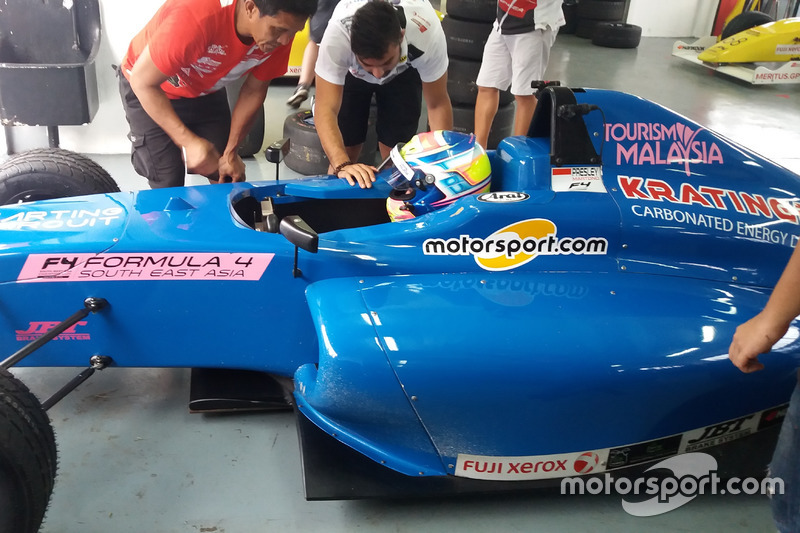Presley Martono di garasi Sentul International Circuit