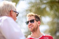 Charlie Whiting, Director de la carrera, la FIA, habla con Sebastian Vettel, Ferrari
