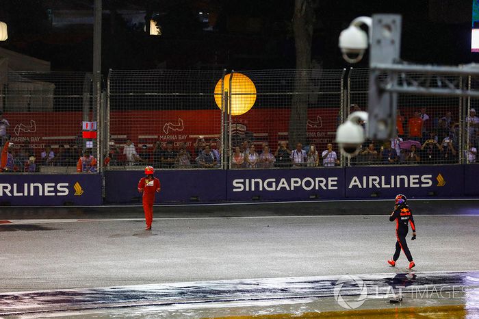  Kimi Raikkonen, Ferrari and Max Verstappen, Red Bull Racing walk back to the pits after their collision