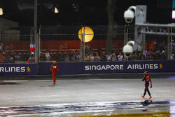 Kimi Raikkonen, Ferrari, und Max Verstappen, Red Bull Racing, nach Startcrash