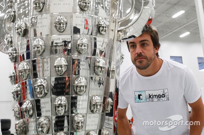 Fernando Alonso con el trofeo de Borg-Warner