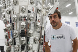 Fernando Alonso avec le Borg-Warner Trophy