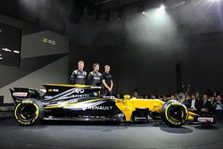 Pilotos de Renault Sport F1 Team Nico Hulkenberg, Jolyon Palmer, tercer conductor Serguei Sirotkin con el Renault Sport F1 Team RS17