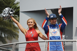 Luca Filippi, Dale Coyne Racing Honda con una cheerleader dei Tampa Bay Buccaneers