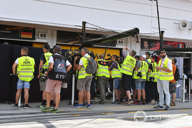 Garaj dışında Robert Kubica'yı bekleyen basın mensupları, Renault Sport F1 Team RS17