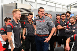 Kevin Magnussen, Haas F1 Team celebrates his Birthday, Guenther Steiner, Haas F1 Team Team Principal and the team