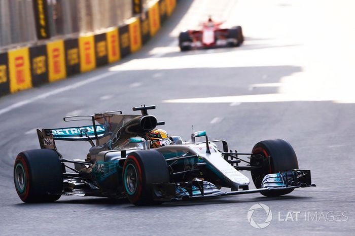 Lewis Hamilton, Mercedes AMG F1 W08 lidera a Sebastian Vettel, Ferrari SF70H