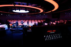 Zak Brown, Director Ejecutivo de McLaren Technology Group, habla con el presentador Simon Lazenby en