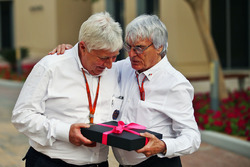 Herbie Blash, FIA Delegate mit Bernie Ecclestone
