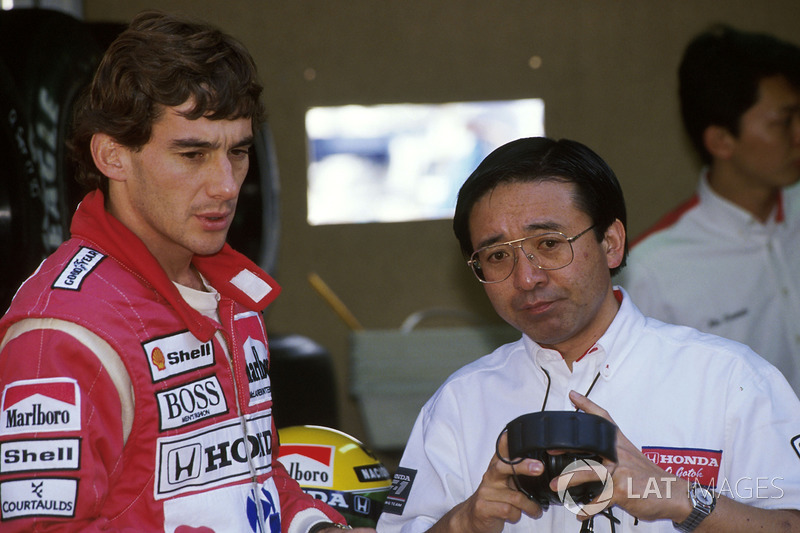 Ayrton Senna, McLaren Honda MP4/5B con Osamu Goto, responsable de Honda