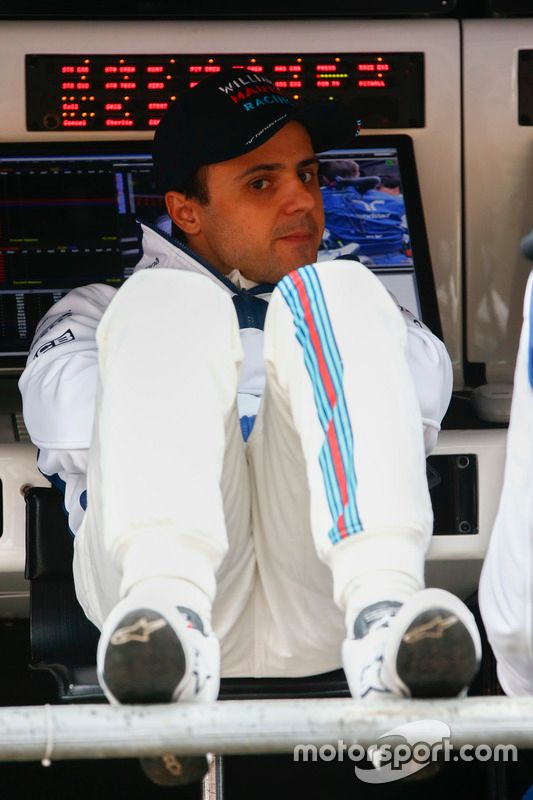 Felipe Massa aproveitou para relaxar no pitwall.