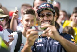 Daniel Ricciardo, Red Bull Racing posa para una selfie
