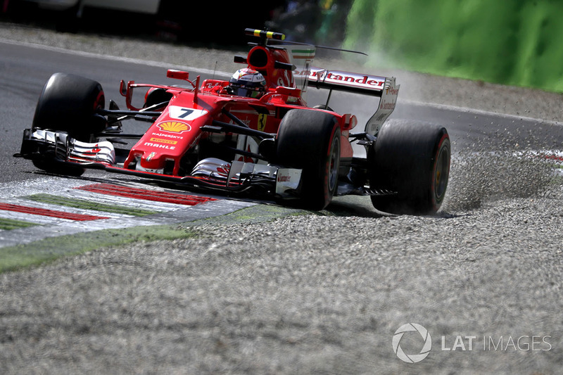 Kimi Raikkonen, Ferrari SF70H runs wide into the gravel