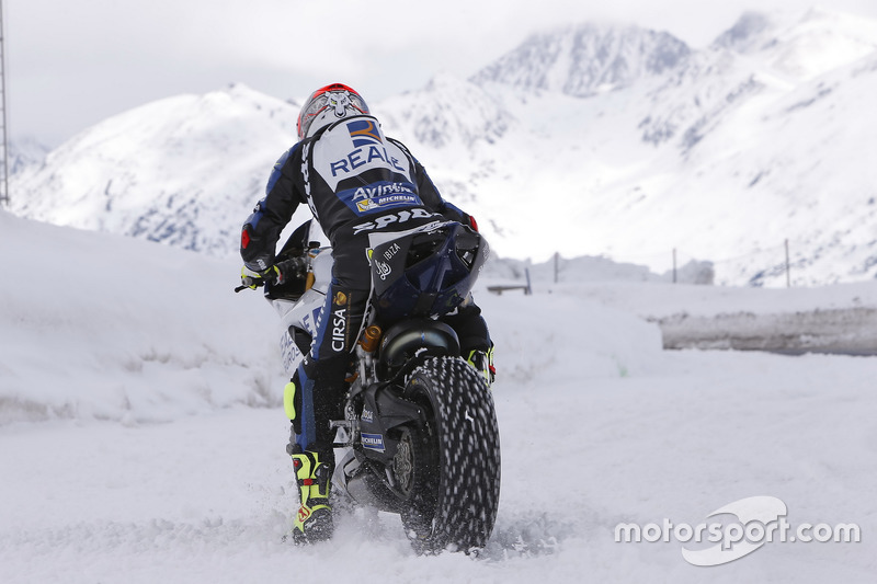 Emilio Zamora, pilote de stunt, au guidon de la moto du team Avintia Racing