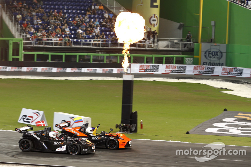 Ganador de la carrera Juan Pablo Montoya y el segundo lugar Tom Kristensen in the KTM X-Bow Comp R